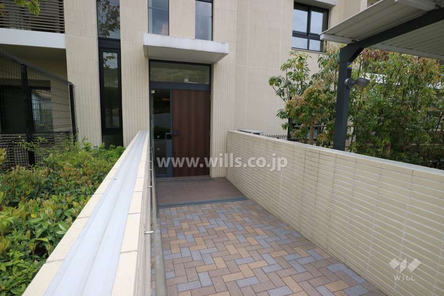 駐輪場側サブエントランス