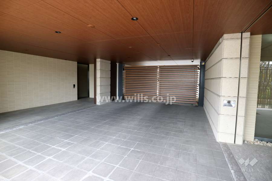 駐車場出入り口（シャッターゲート付き）