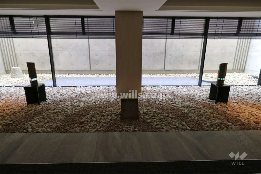 彫刻作家によるオブジェ（玄武岩・積層ガラス）