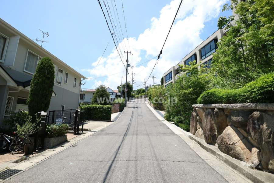 敷地南側の前面道路。周辺は、戸建が立ち並ぶ閑静な住宅街です。
