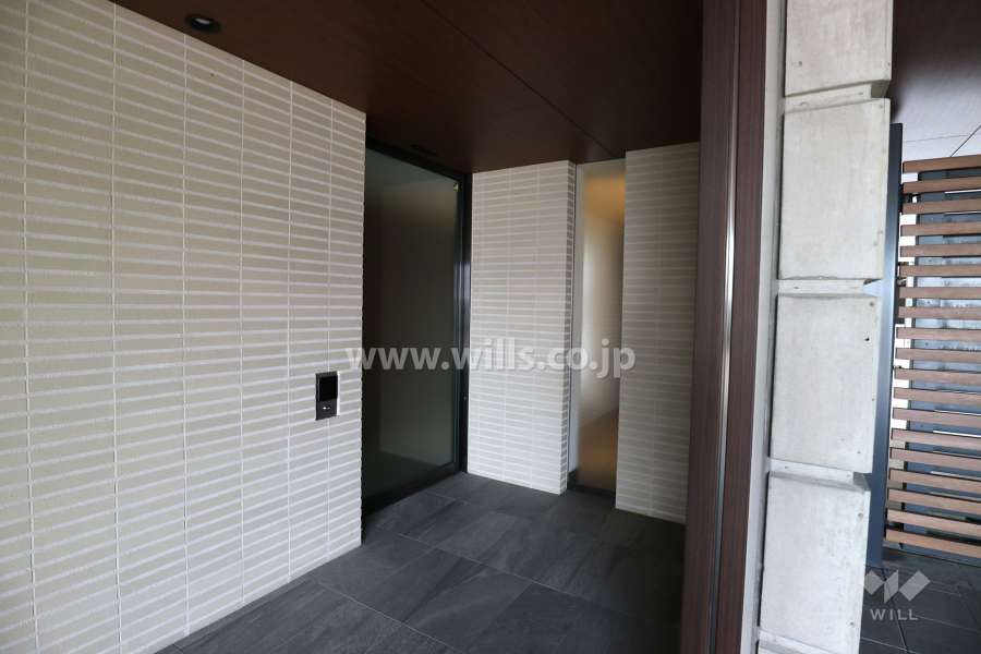 駐車場側サブエントランス