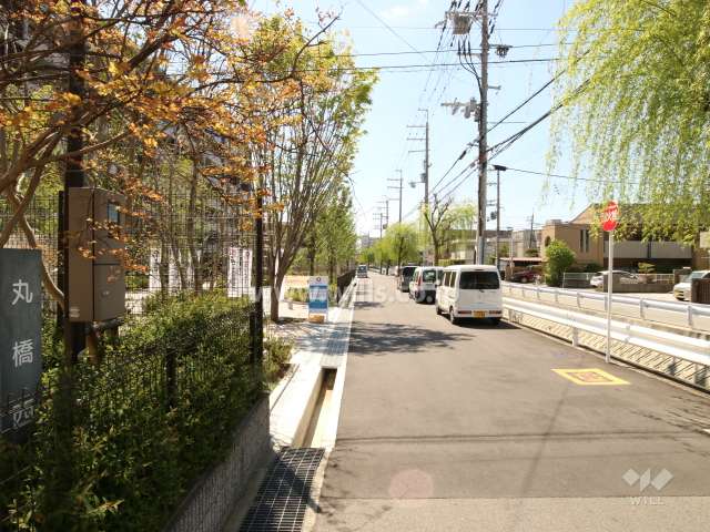 敷地西側の前面道路(北側から)