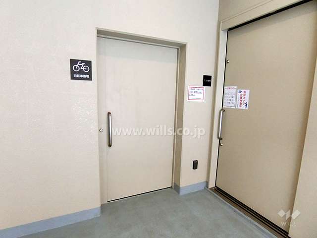 駐輪場出入り口（屋内）