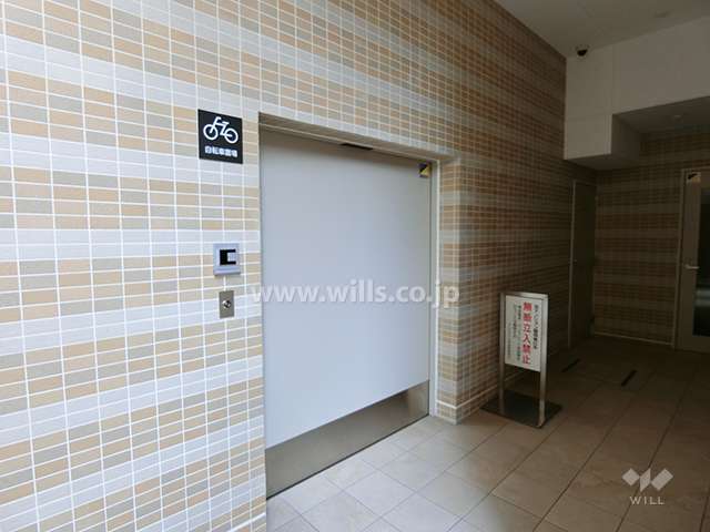 駐輪場出入り口（屋外）