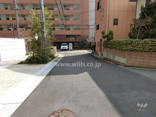 敷地西側の前面道路