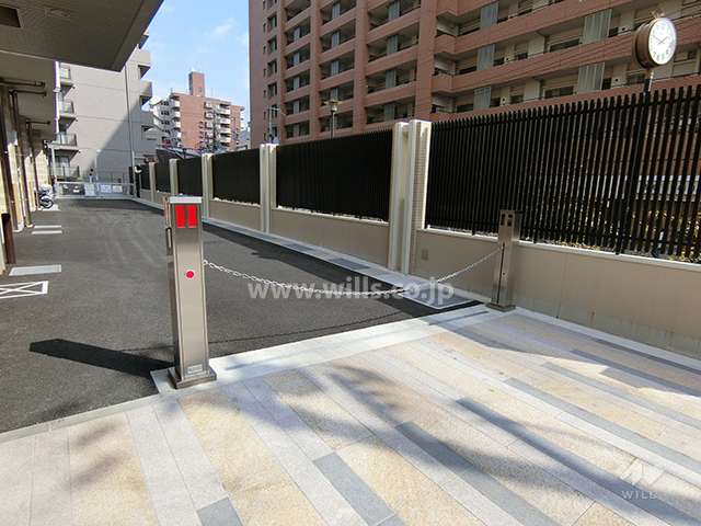 駐車場出入り口（ロボットゲート付き）