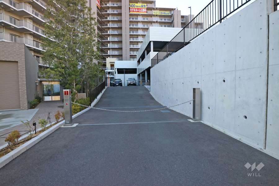 駐車場出入り口（ロボットゲート付き）