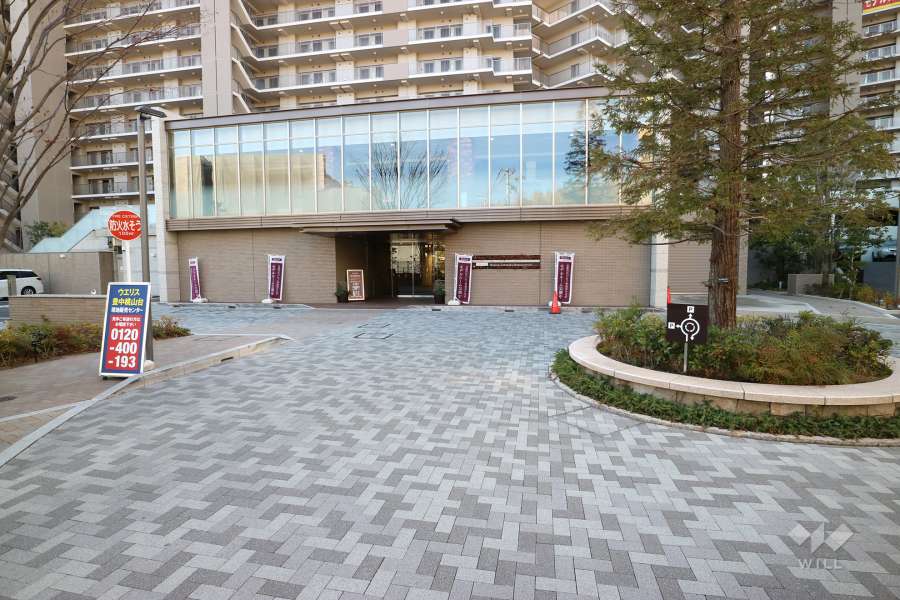 東側エントランスアプローチ