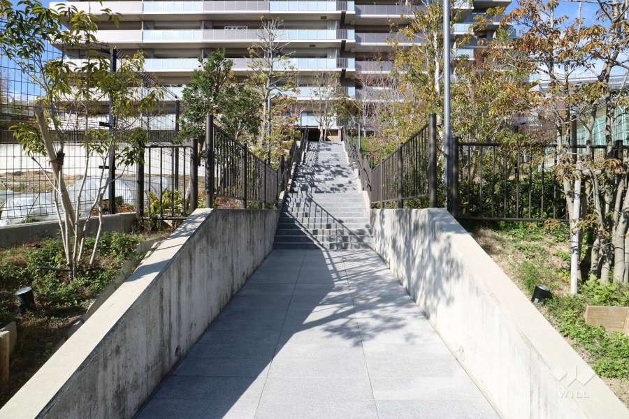 南側エントランスアプローチ