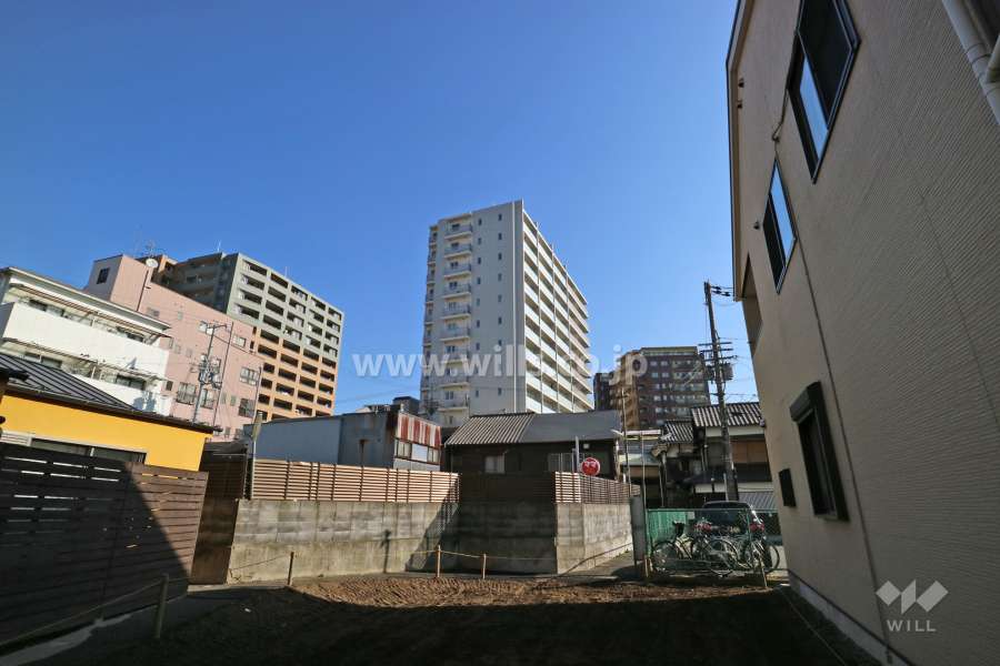 ブランズ池田栄町の遠景。周辺は住宅の他、店舗や事務所などが混在する街です。