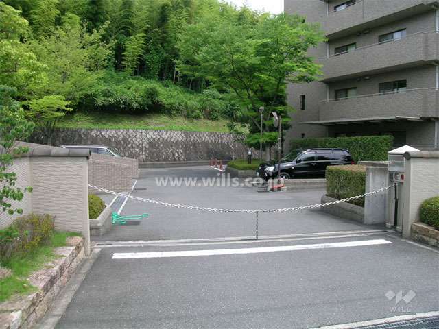 ロボットゲート付きの駐車場入口