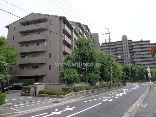 敷地の前面道路は二車線のバス通りです。