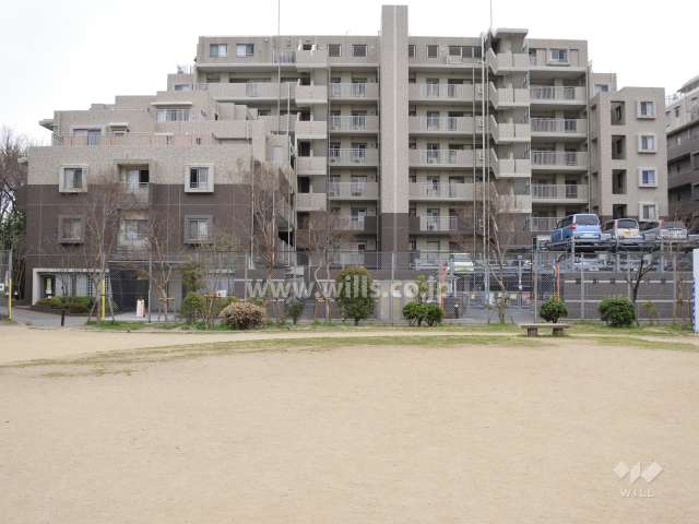 ライオンズマンション茨木東中条町の外観(東側から)
