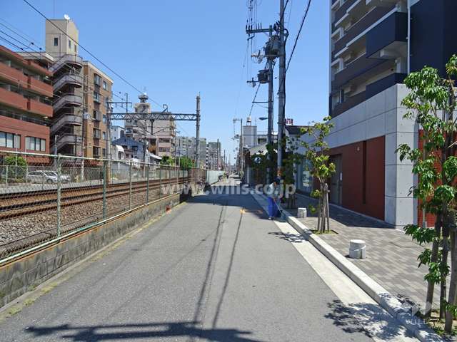 物件北側の前面道路（西側から）道を挟んで向かい側を阪急京都線が走っています。