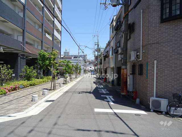 物件南側の前面道路（西側から）