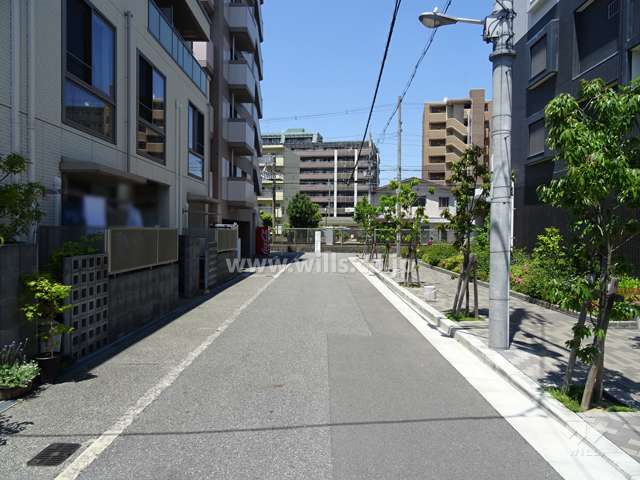物件西側の前面道路（南側から）