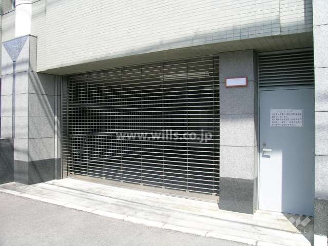 リングシャッター付きの駐車場入口