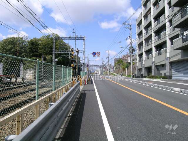 敷地の南西側には国道176号線と阪急宝塚線が走っています。
