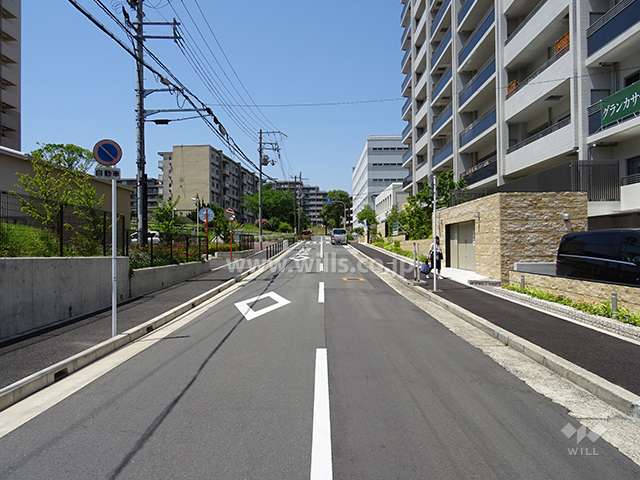 敷地南側の前面道路（東側から）