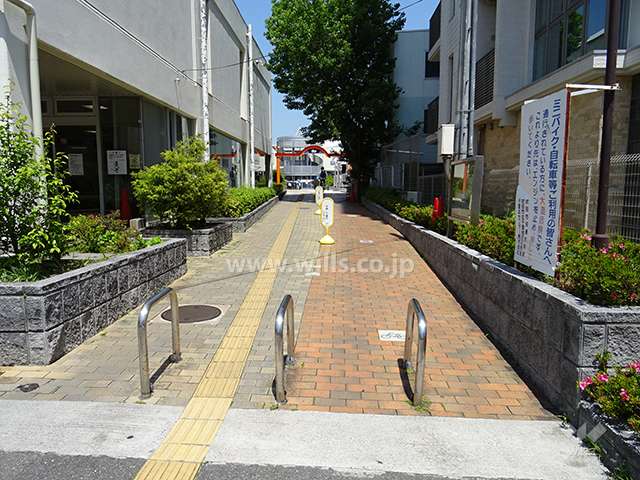 敷地西側にはDios北千里への通路があります。