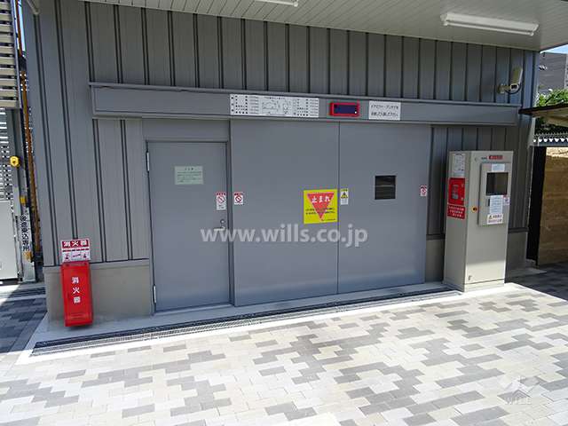 敷地内駐車場はタワー式です。