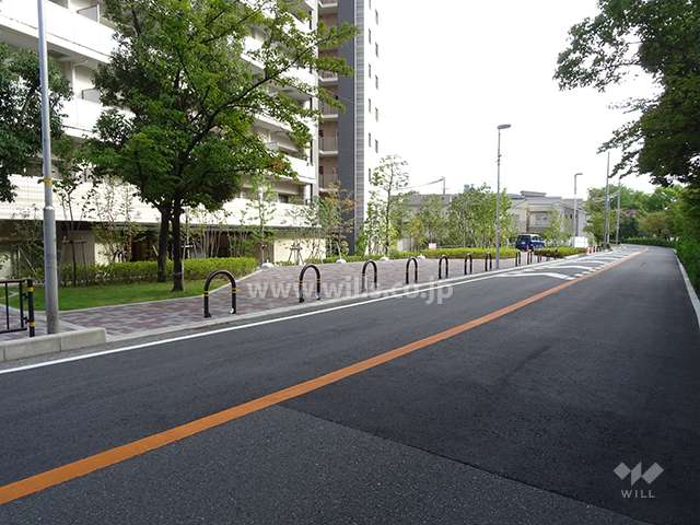 前面道路とマンション建物一部