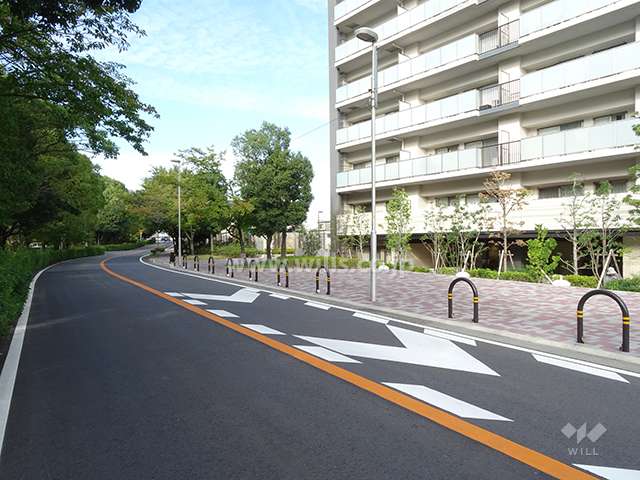 前面道路とマンション建物一部