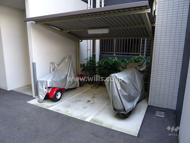物件の南側前面道路（西側から）