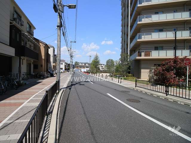 敷地西側の前面道路（南側から）