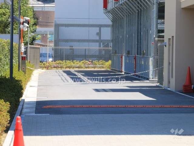 駐車場出入り口（ロボットゲート付き）