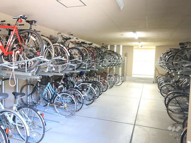 屋内に設けられた駐輪場