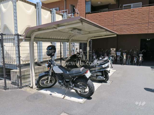 バイク置場と駐輪場