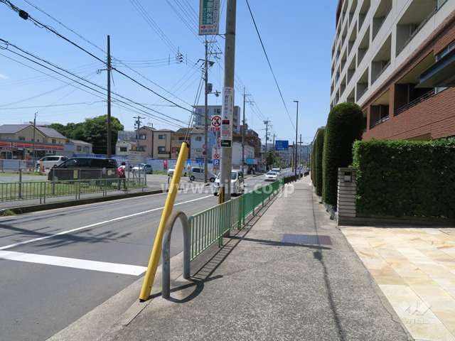 敷地南側の前面道路