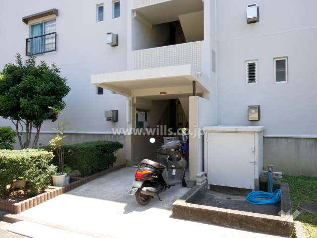 61棟の住戸出入り口（共用ポスト）