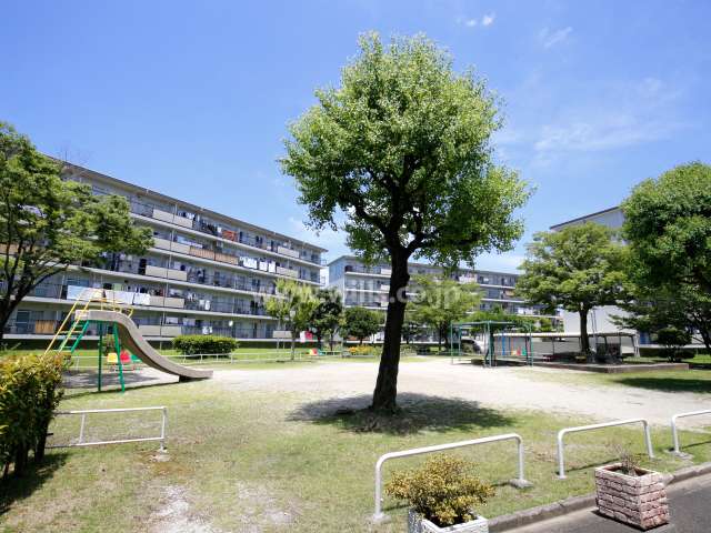 65棟の南側には公園（E公園）があります。