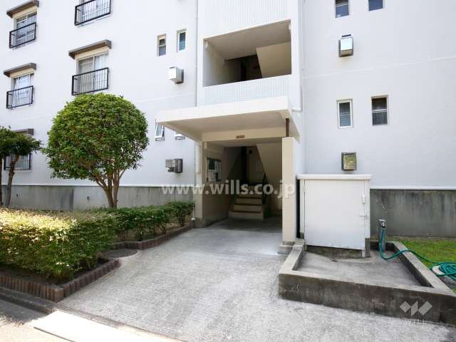 68棟の住戸出入り口（共用ポスト）