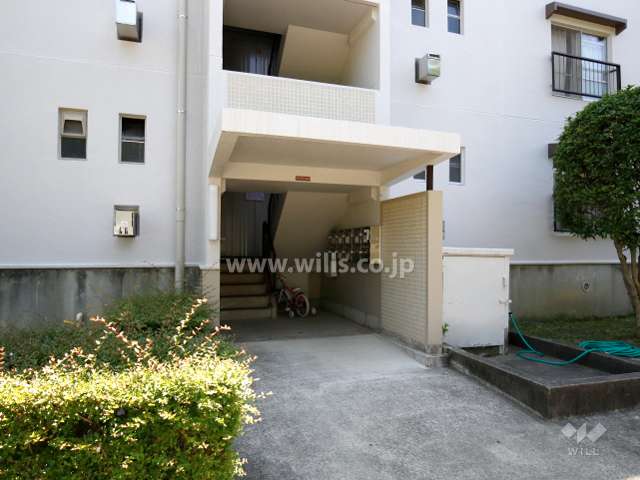 72棟の住戸出入り口（共用ポスト）