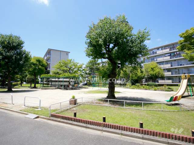 72棟の南側には敷地内の公園（C公園）があります。