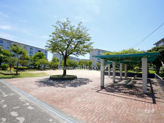 72棟の東側には敷地内の公園（B公園）があります。