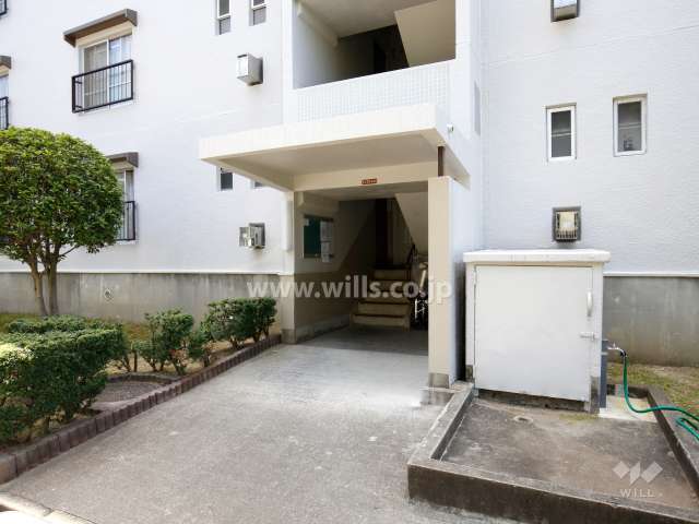 76棟の住戸出入り口（共用ポスト）