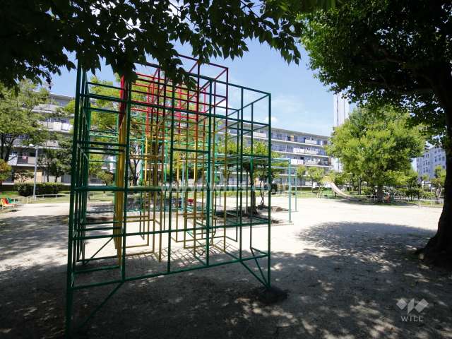 77棟の南側には敷地内の公園（A公園）があります。