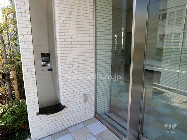 エントランスはオートロック付きです。