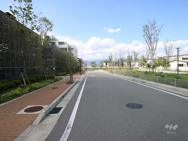 敷地北東側の前面道路。周辺は、マンションと一戸建てが混在する静かな住宅地です。