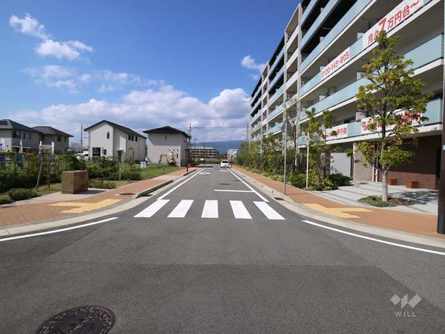 敷地南西側の前面道路。周辺は、マンションと一戸建てなどが混在する街です。