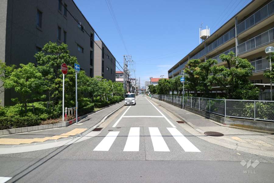 敷地北側の前面道路（東側から）