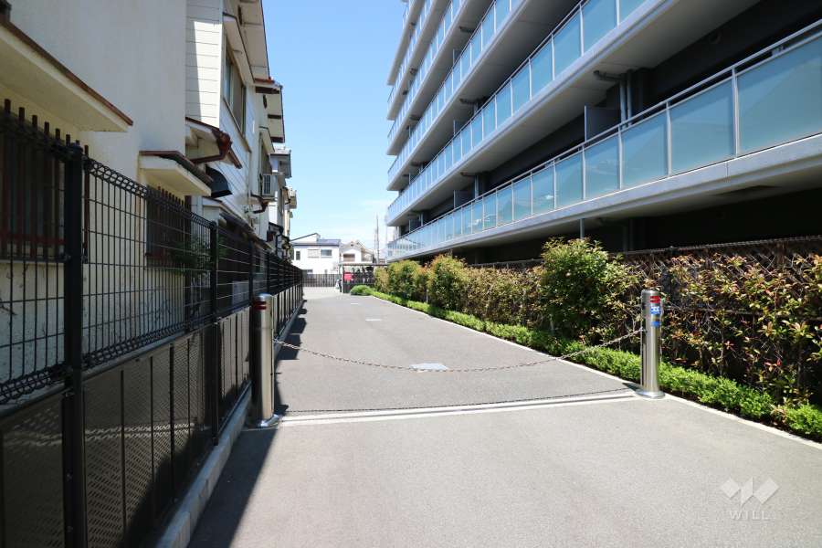 駐車場の出入口（ロボットゲート付き）