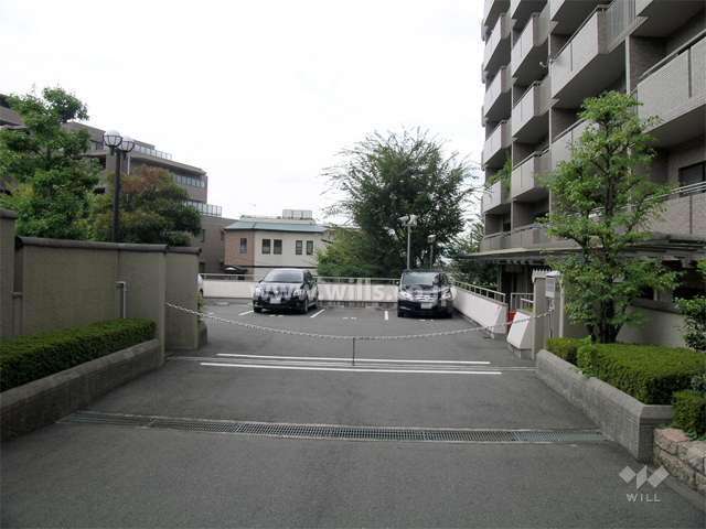 ロボットゲート付きの駐車場入り口
