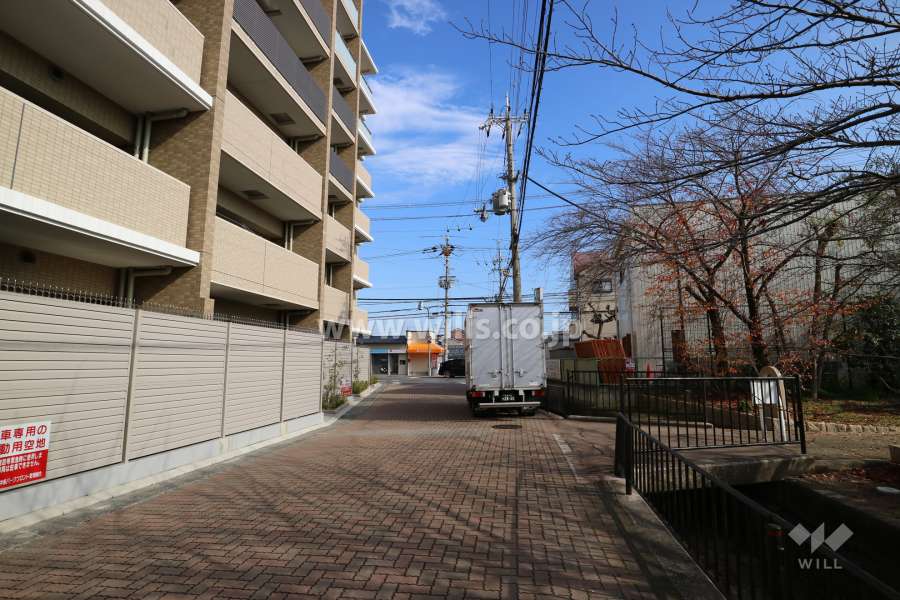 敷地南側の前面道路