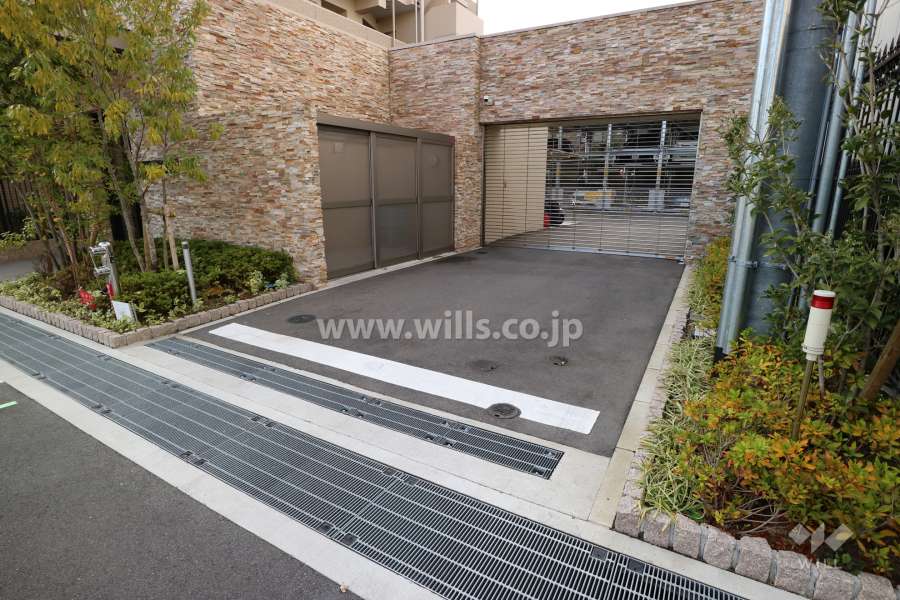 駐車場出入り口（リングシャッター付き）