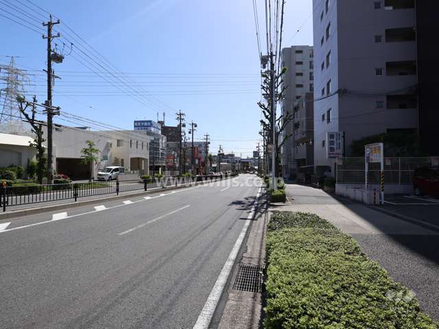 敷地の北側全面道路(東側から)
